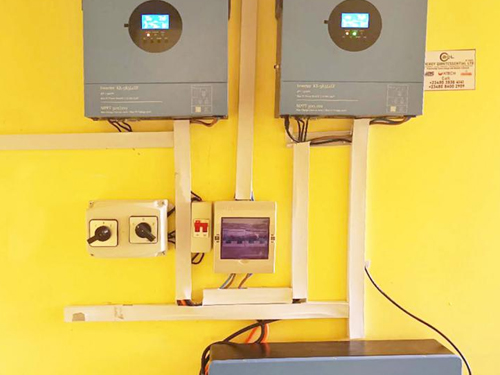 Twee 5 kW off-grid omvormers + 10 kWh lithiumbatterijen bouwen een zeer efficiënt huishoudens buiten het grid systeem